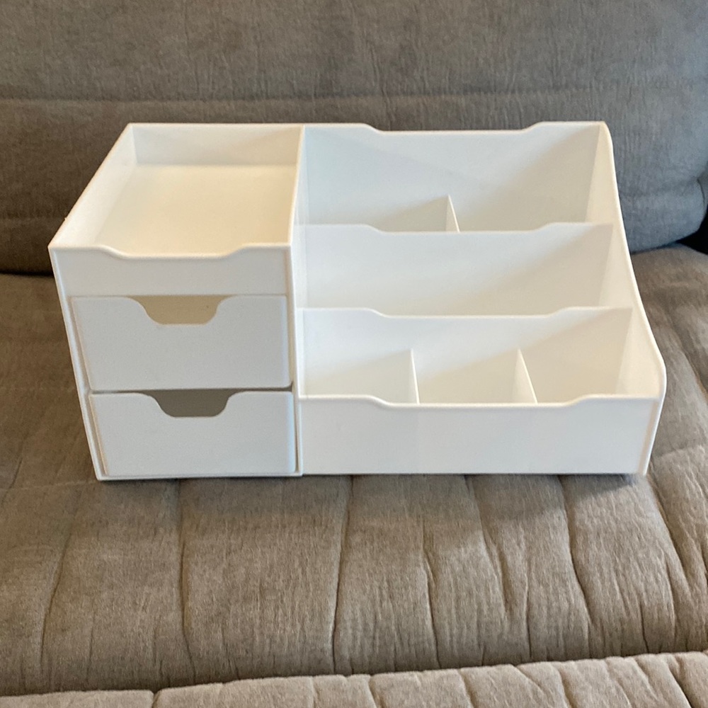 Cosmetics organizer